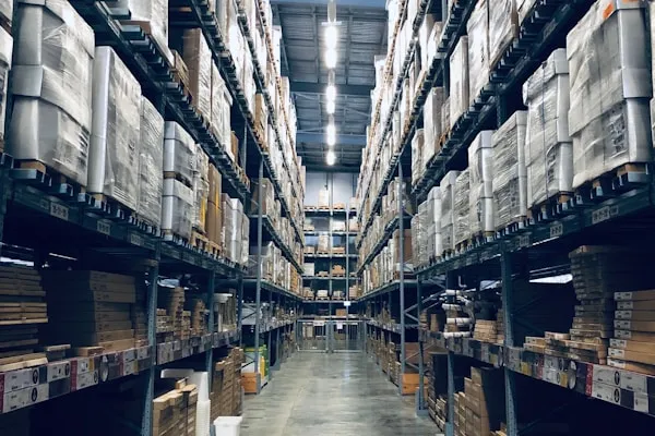 Depósito con racks y mercadería organizada